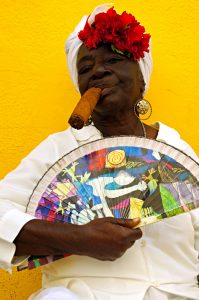 Cuba-havana-donna-con-sigaro